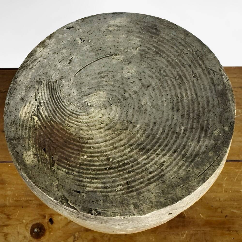 Grey-beige glazed stoneware pot, early 19th century.