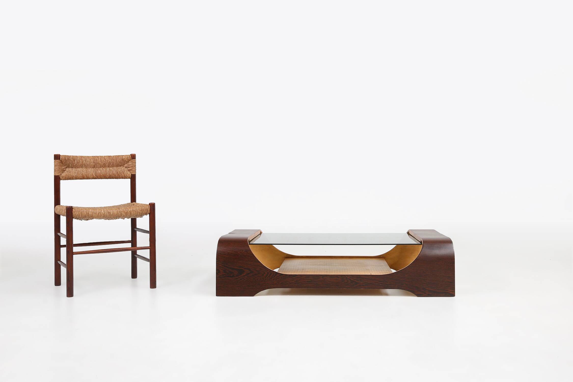 Table basse française du milieu du siècle en contreplaqué wengé courbé avec plateau en verre, années 1960