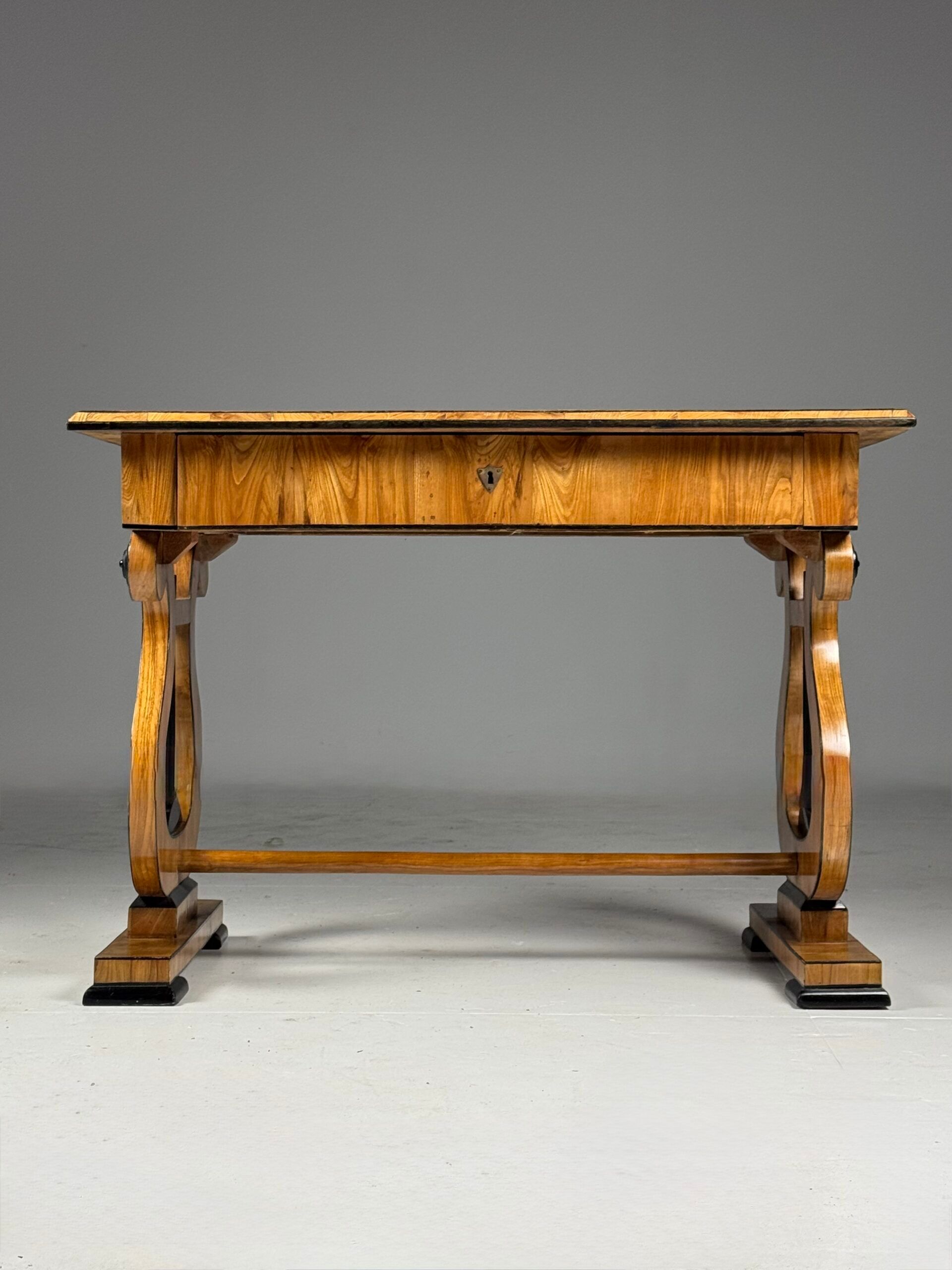 Bureau Biedermeier, table de centre