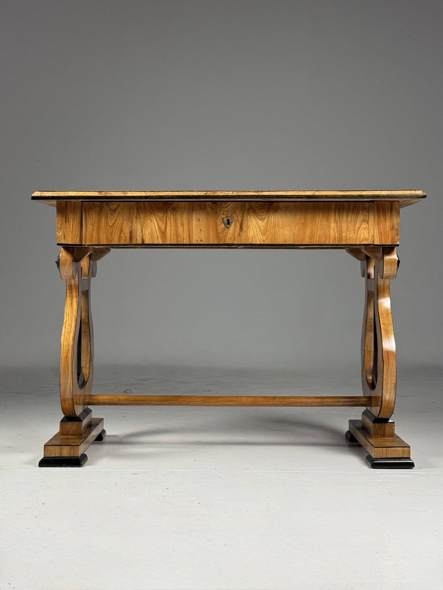 Bureau Biedermeier, table de centre