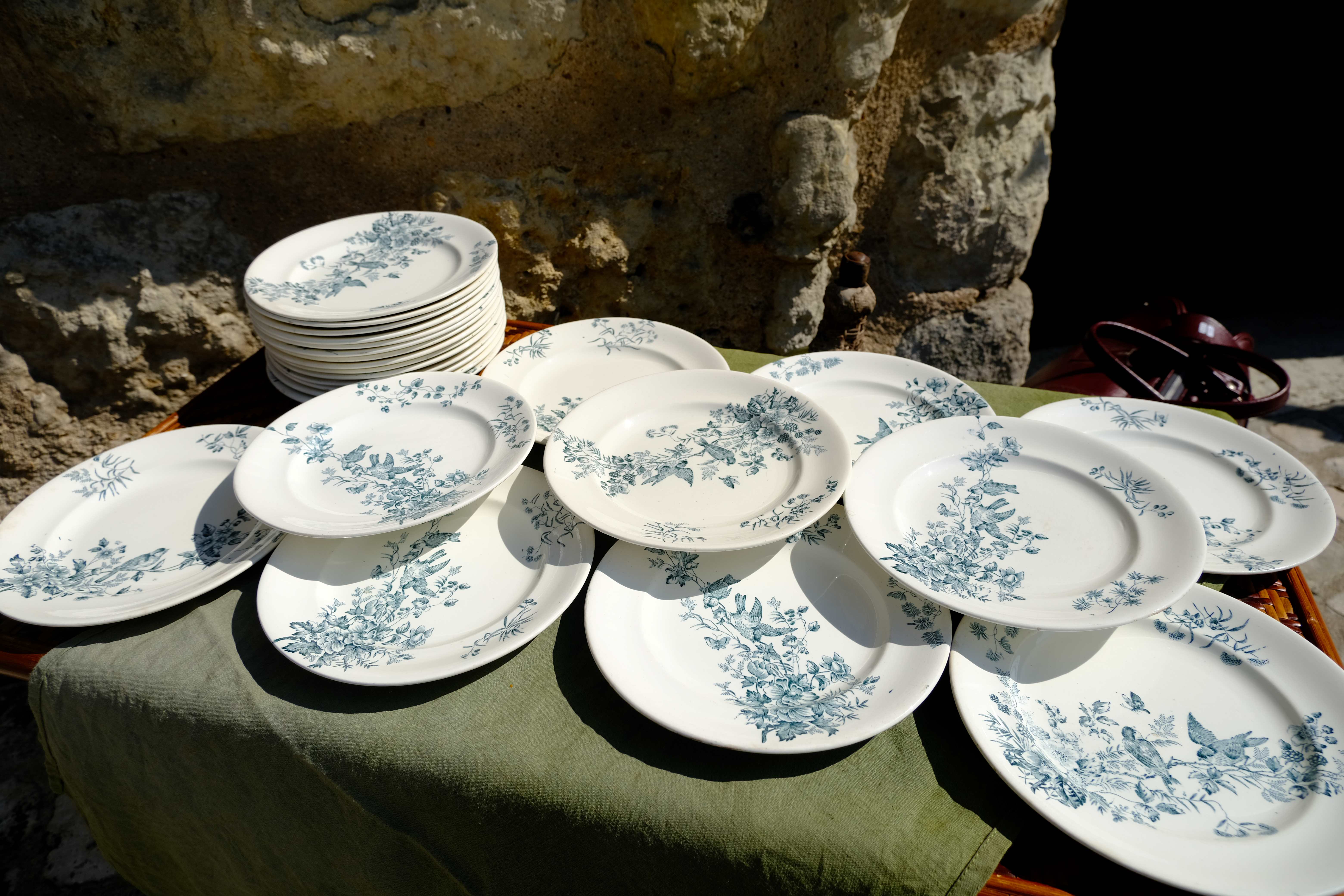 Mignon plates in Longwy earthenware