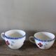 Un lot de deux tasses Digoin Faïence Fleurs bleu rouge jaune