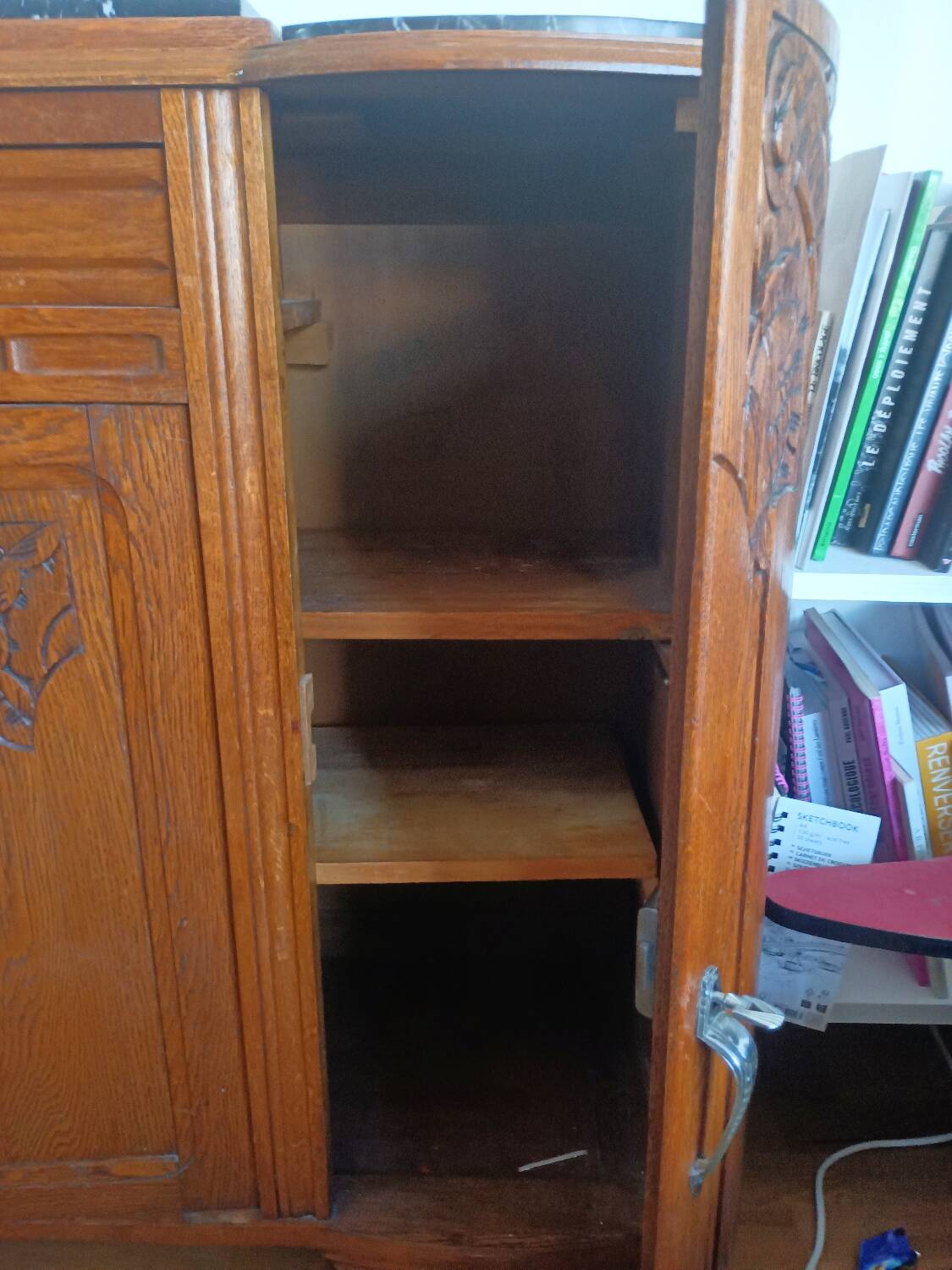 Art Deco buffet in marble and carved wood