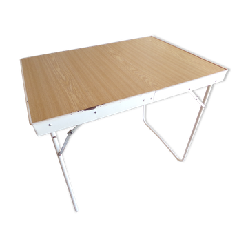Folding camping table