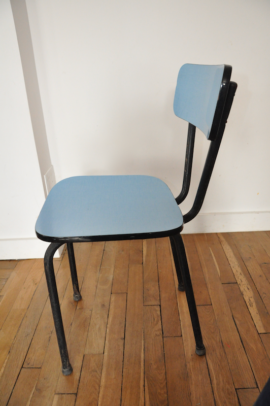 Chaise en formica bleue