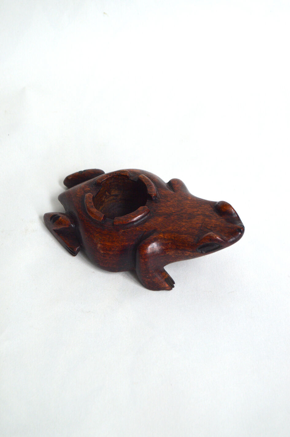 Cendrier grenouille en bois sculpté