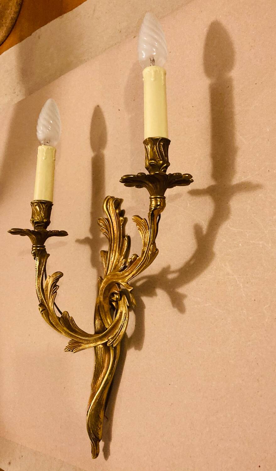 Louis XV Style wall light in gilded bronze from the 20th century decorated with acanthus leaves.