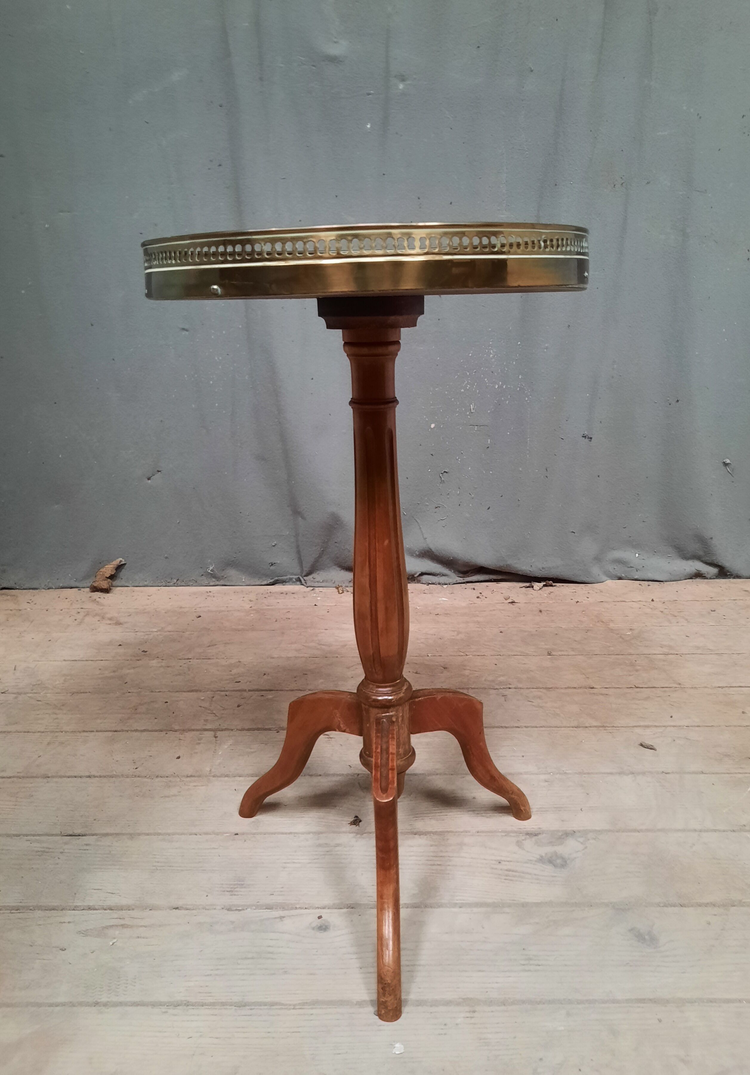 Gueridon dessu marble