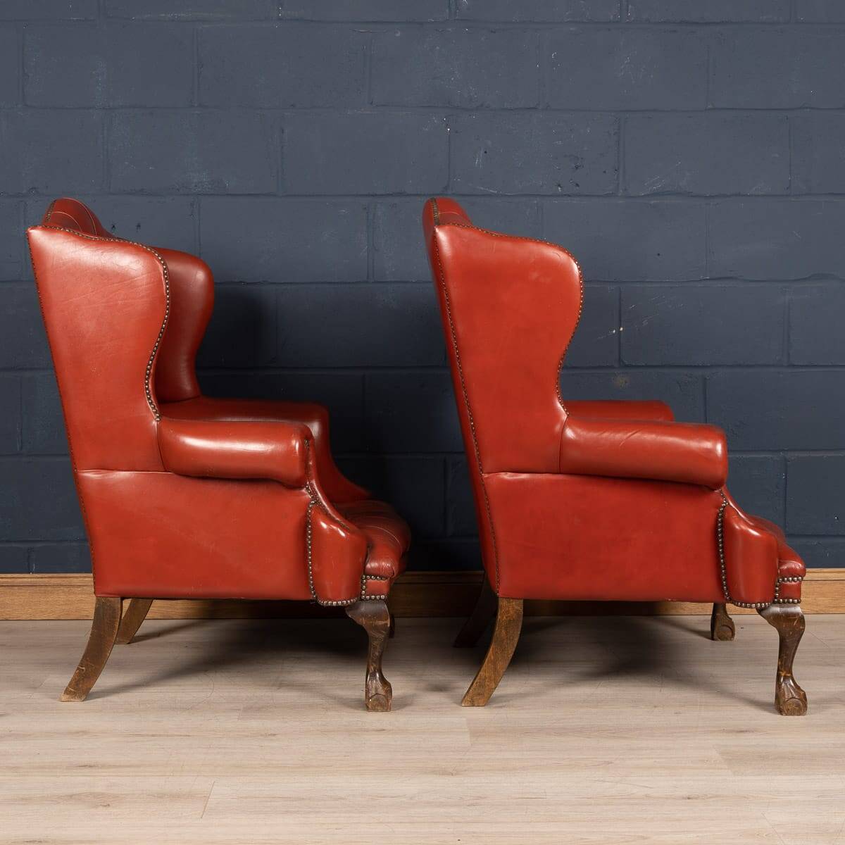 Stylish 20thc pair of english leather wing back armchairs c.1970