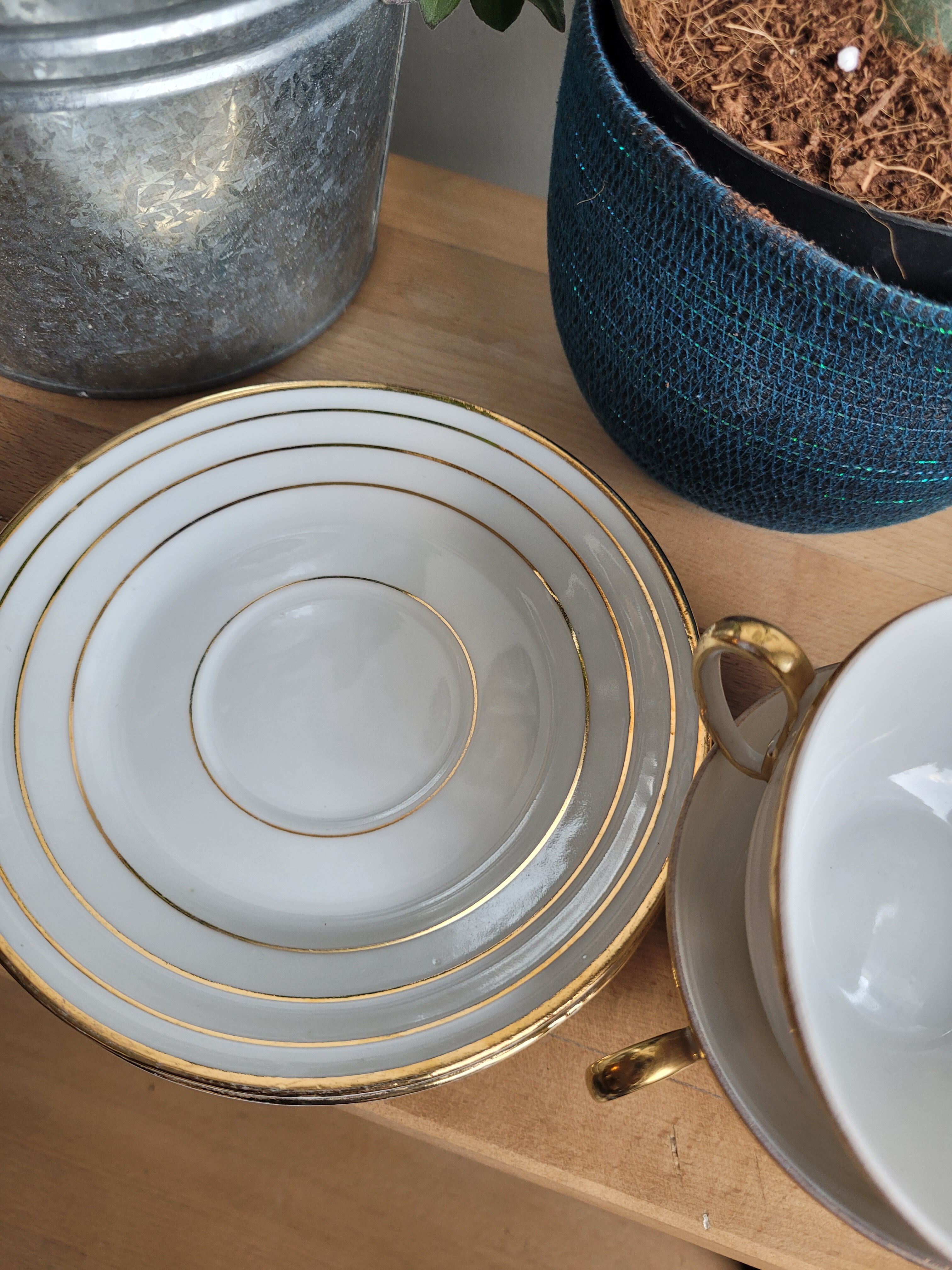 Set of 2 porcelain cups with saucers