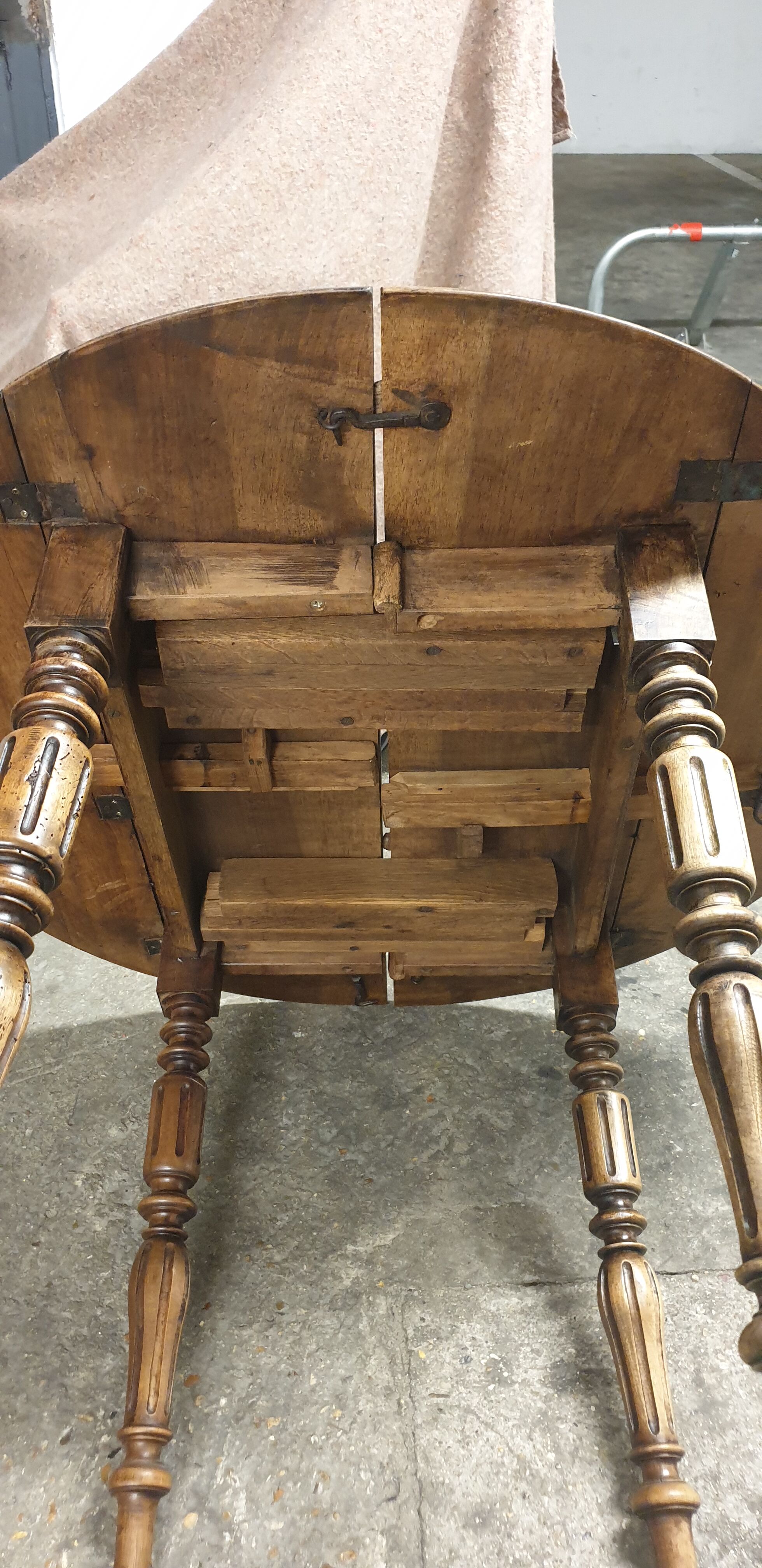 Dining table louis Philippe noyer