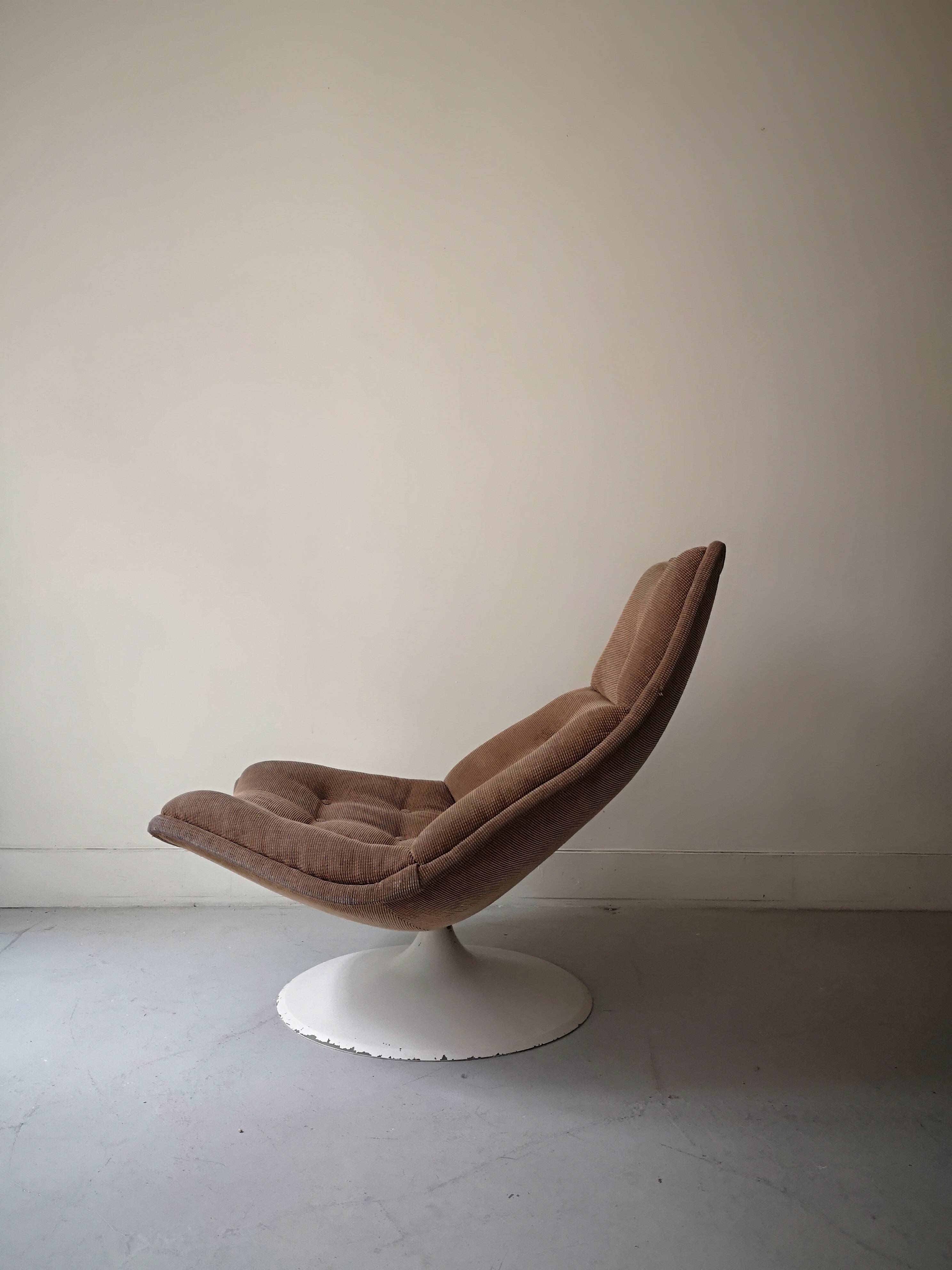 Swivel tulip chair in beige fabric Artifort, design 1970