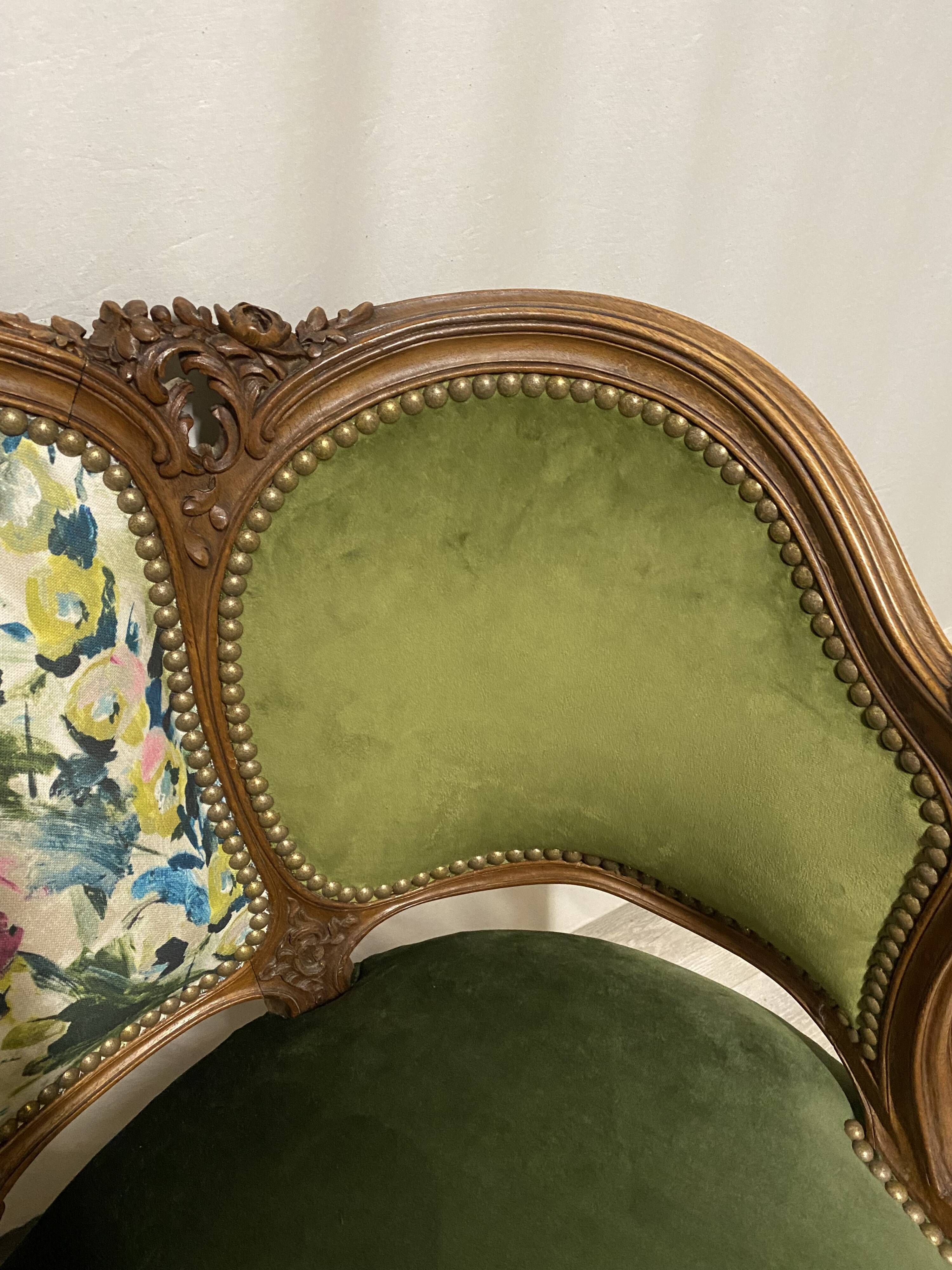 Paire de fauteuils en bois sculpté, XXème s.