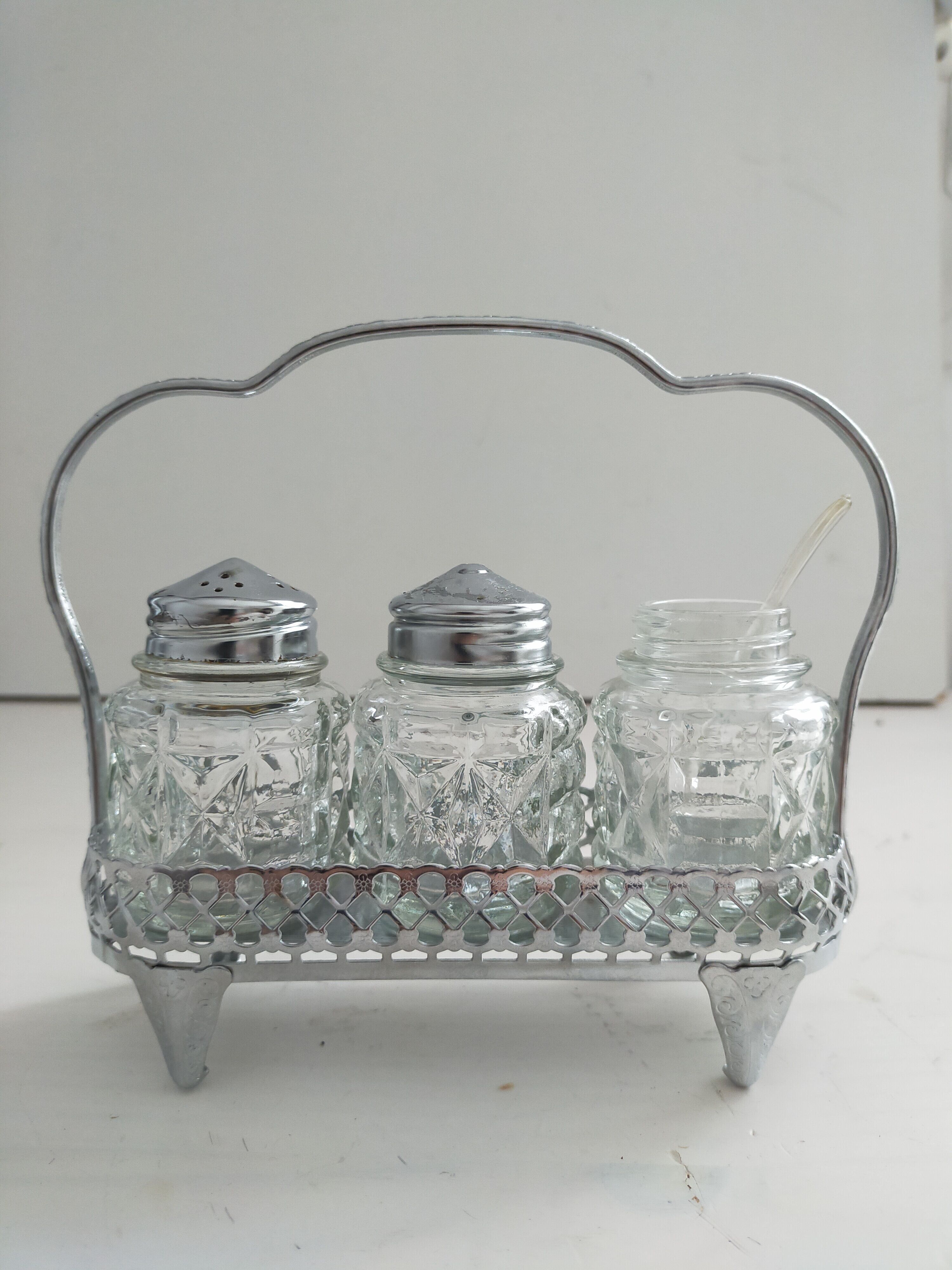 Pepper and mustard salt shaker in silver panière