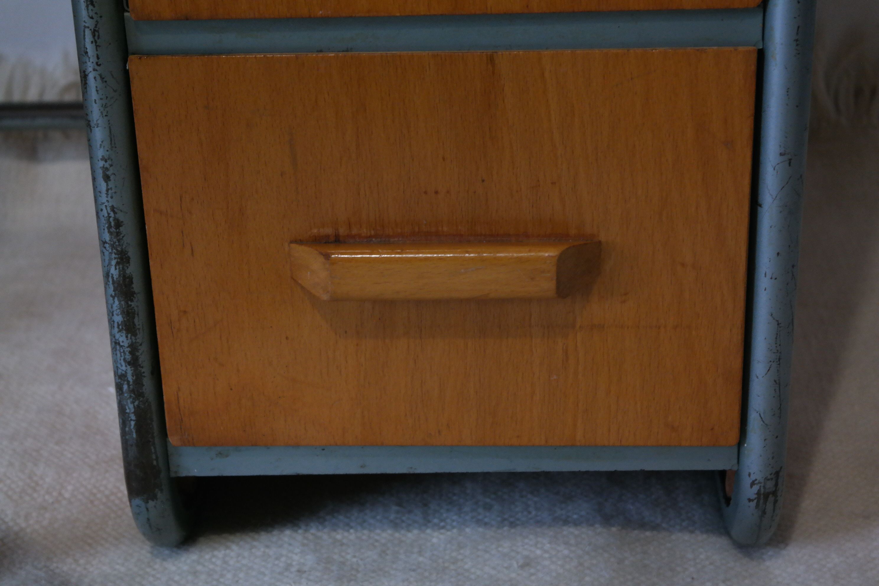 Bureau d'écolier et chaise vintage métal et bois clair