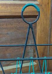 Metal magazine rack scoubidou