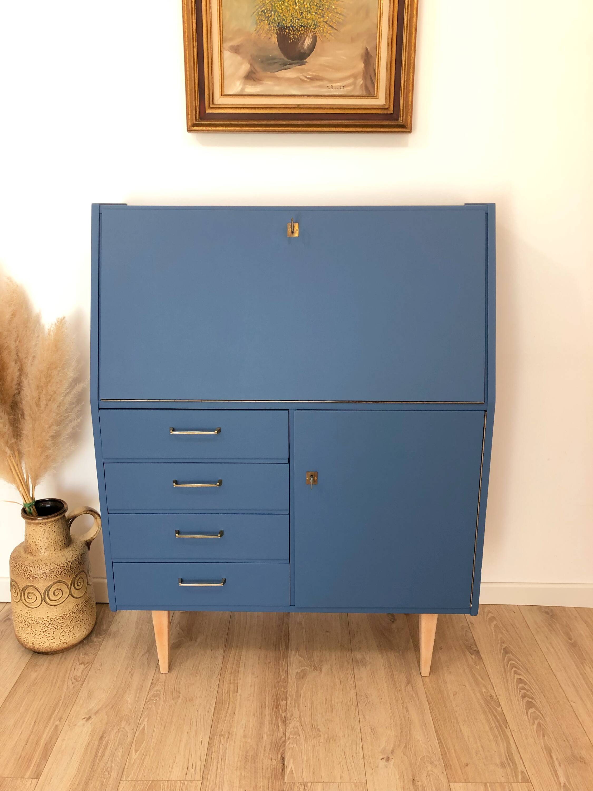 70s Secretary, Seram Blue
