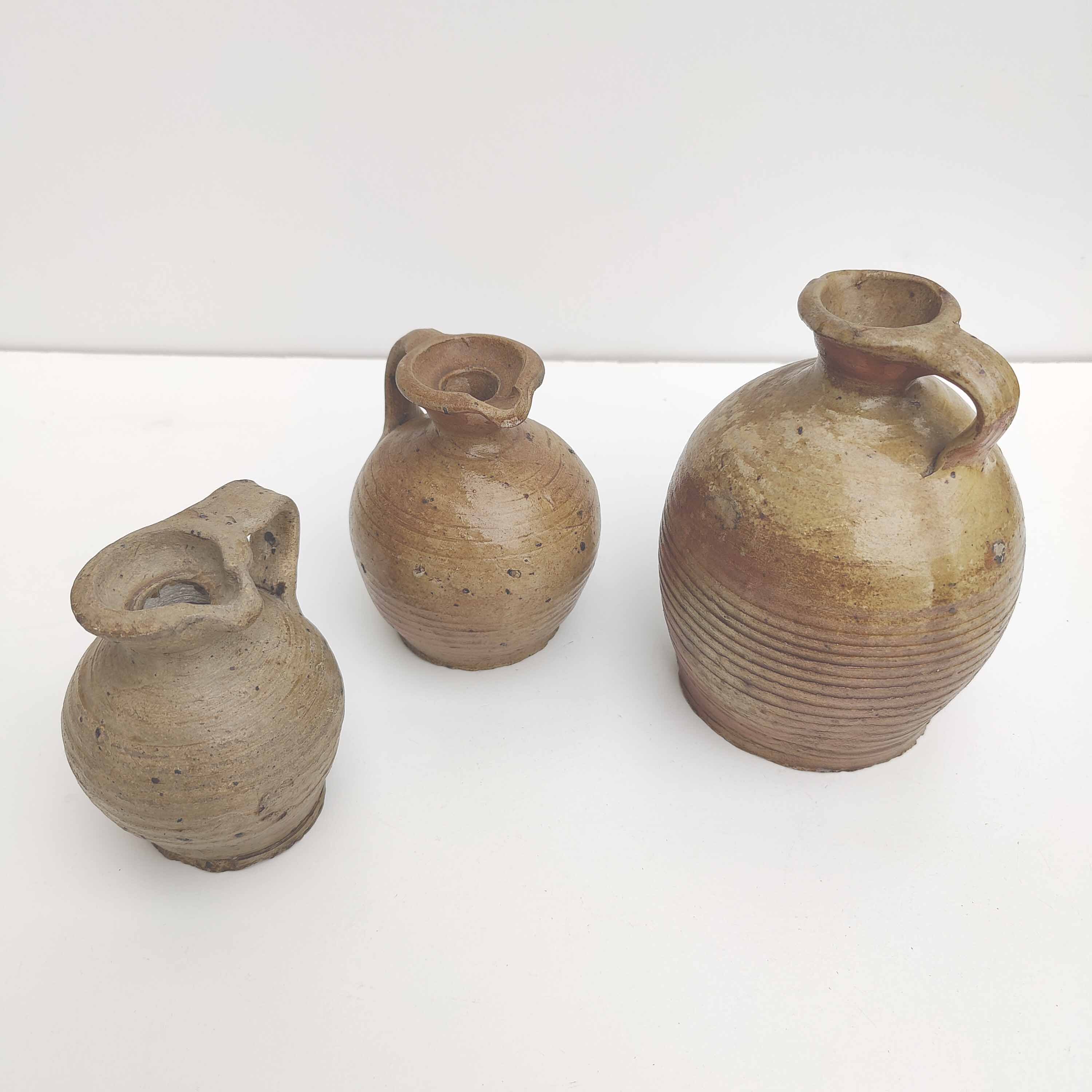 Lot de trois pichets en grès