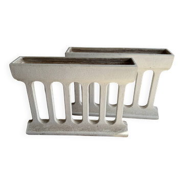 Paire de jardinières sculpturales en béton coulé Off-White, de style brutalisme du milieu du siècle, longues et rectangulaires.