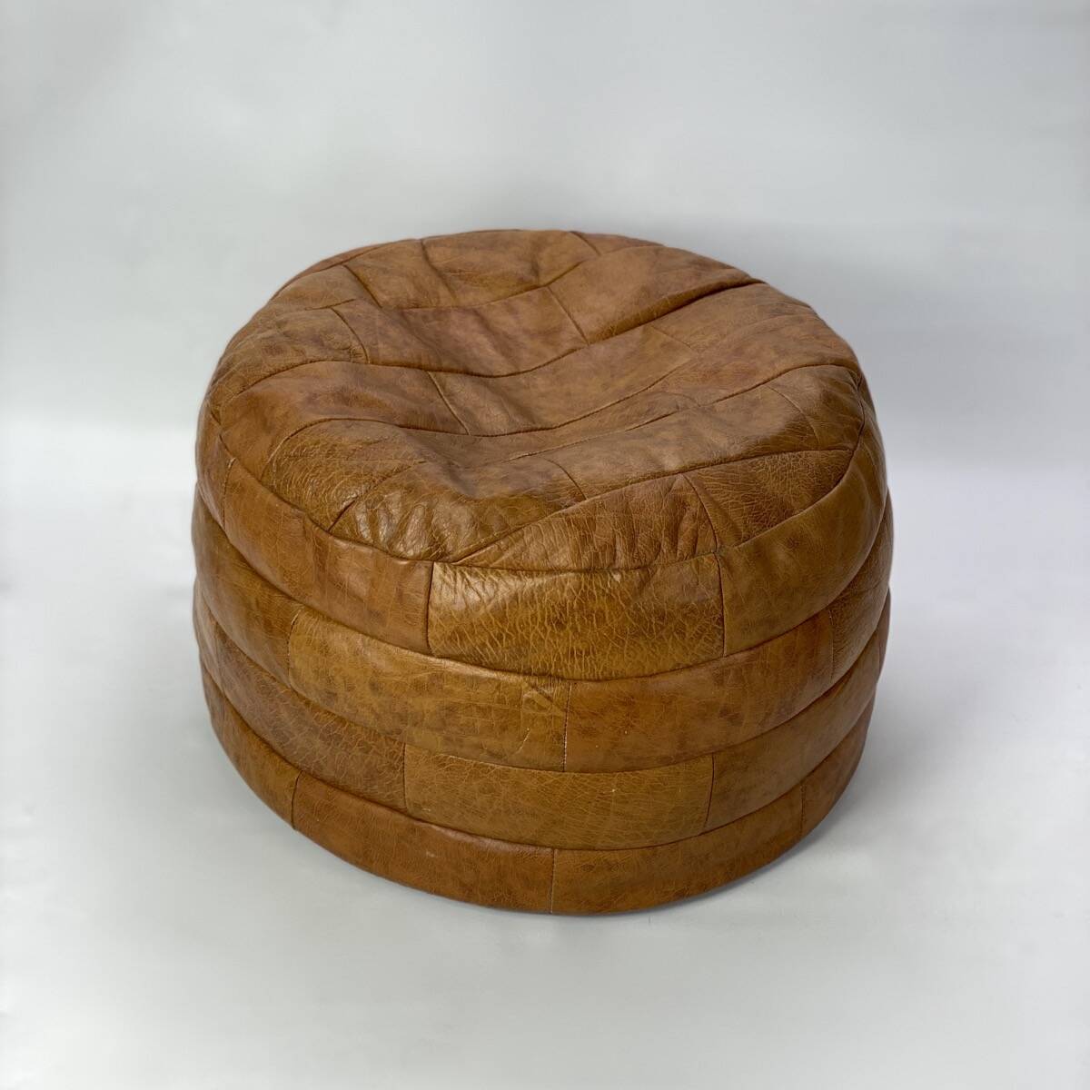 Round leather pouf De Sede from the 1970s.