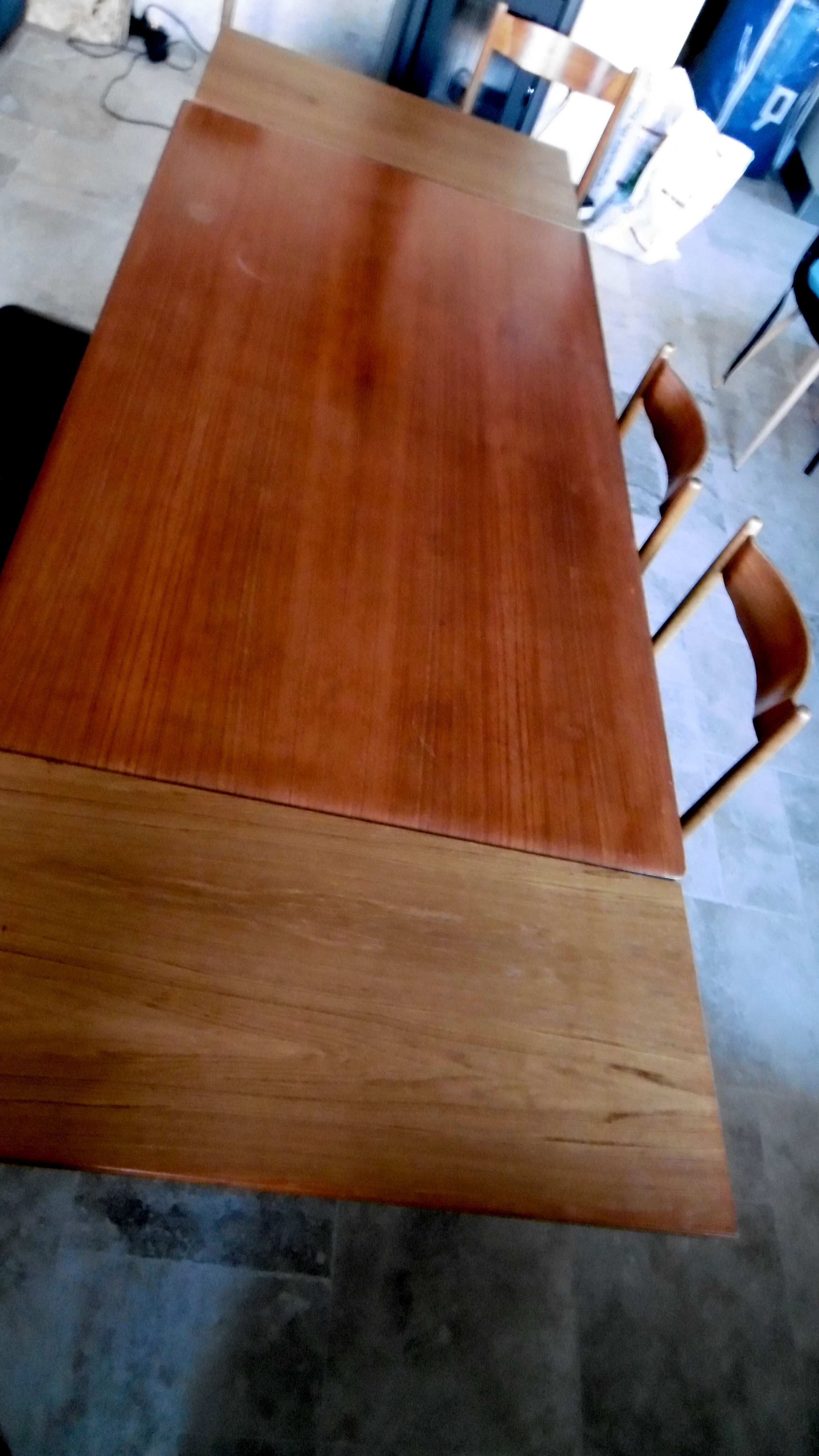 Table avec deux allonges et ses 6 chaises scandinave en teck des années 1970