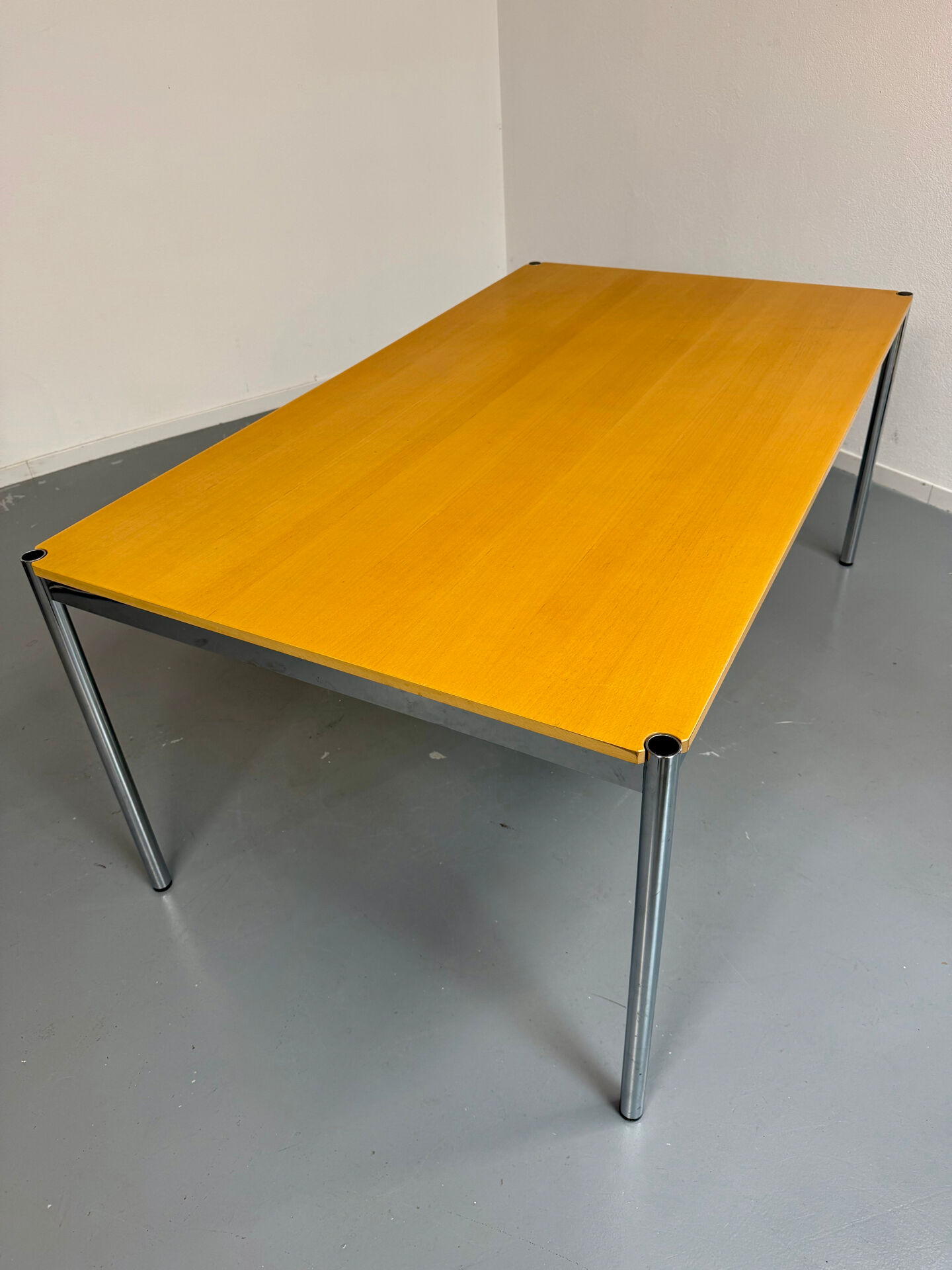 Large table design USM Haller wooden top and chrome structure