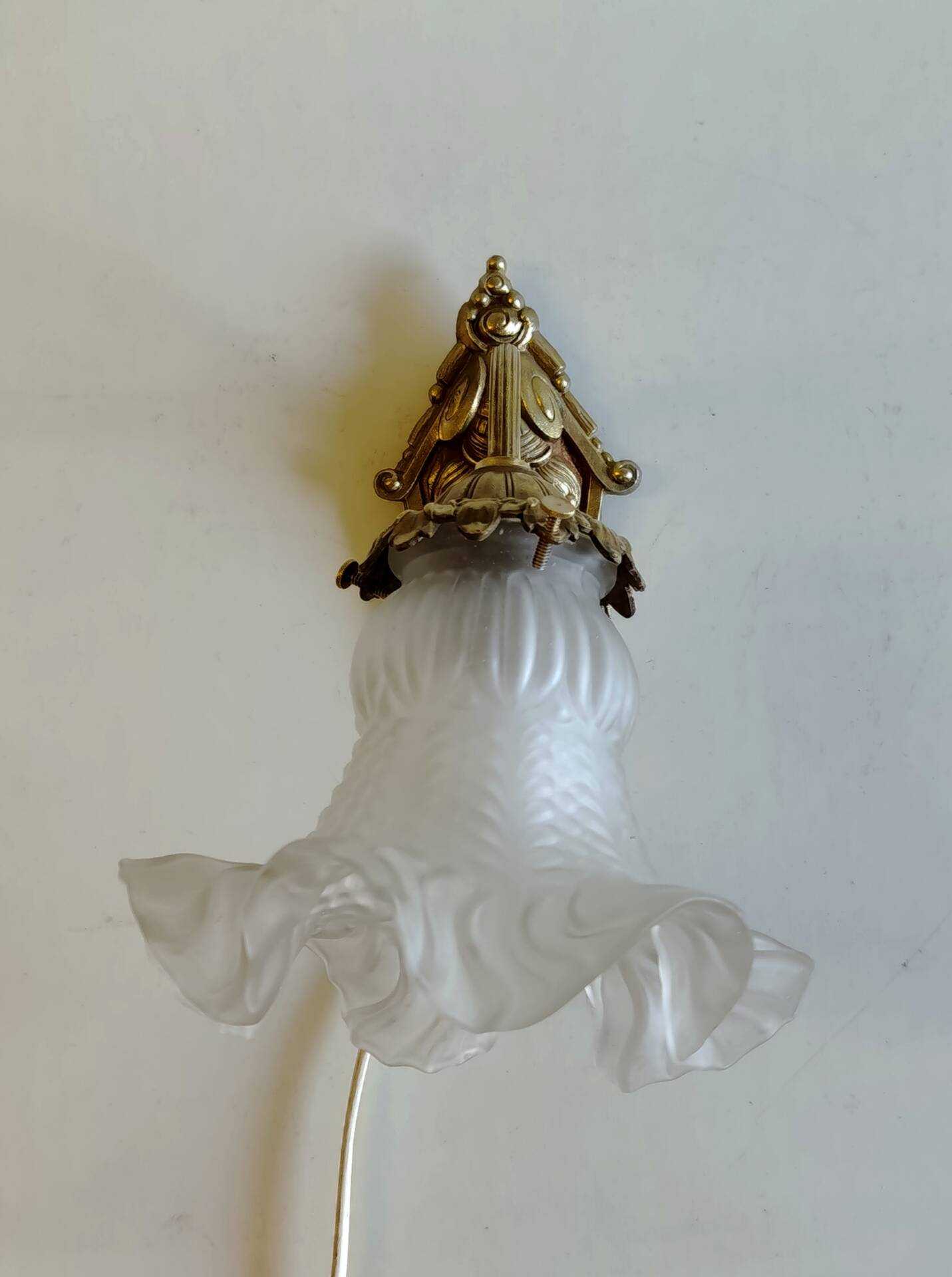Art Nouveau wall light in bronze and glass - early 20th century