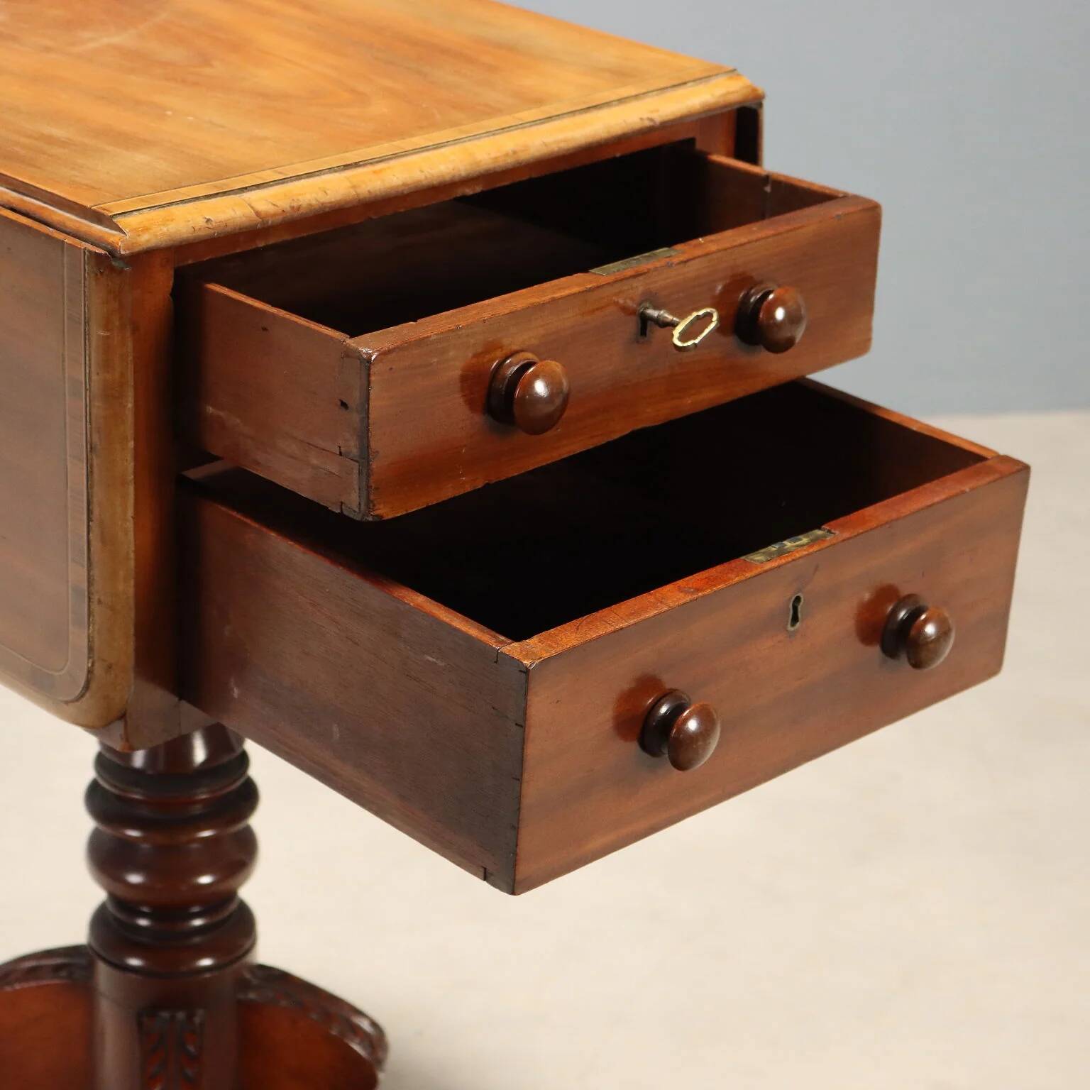 Petite table ancienne victorienne en acajou avec incrustations, Angleterre, XIXe siècle