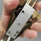 Applique ancienne avec abat-jour en métal noir et bras courbés en laiton