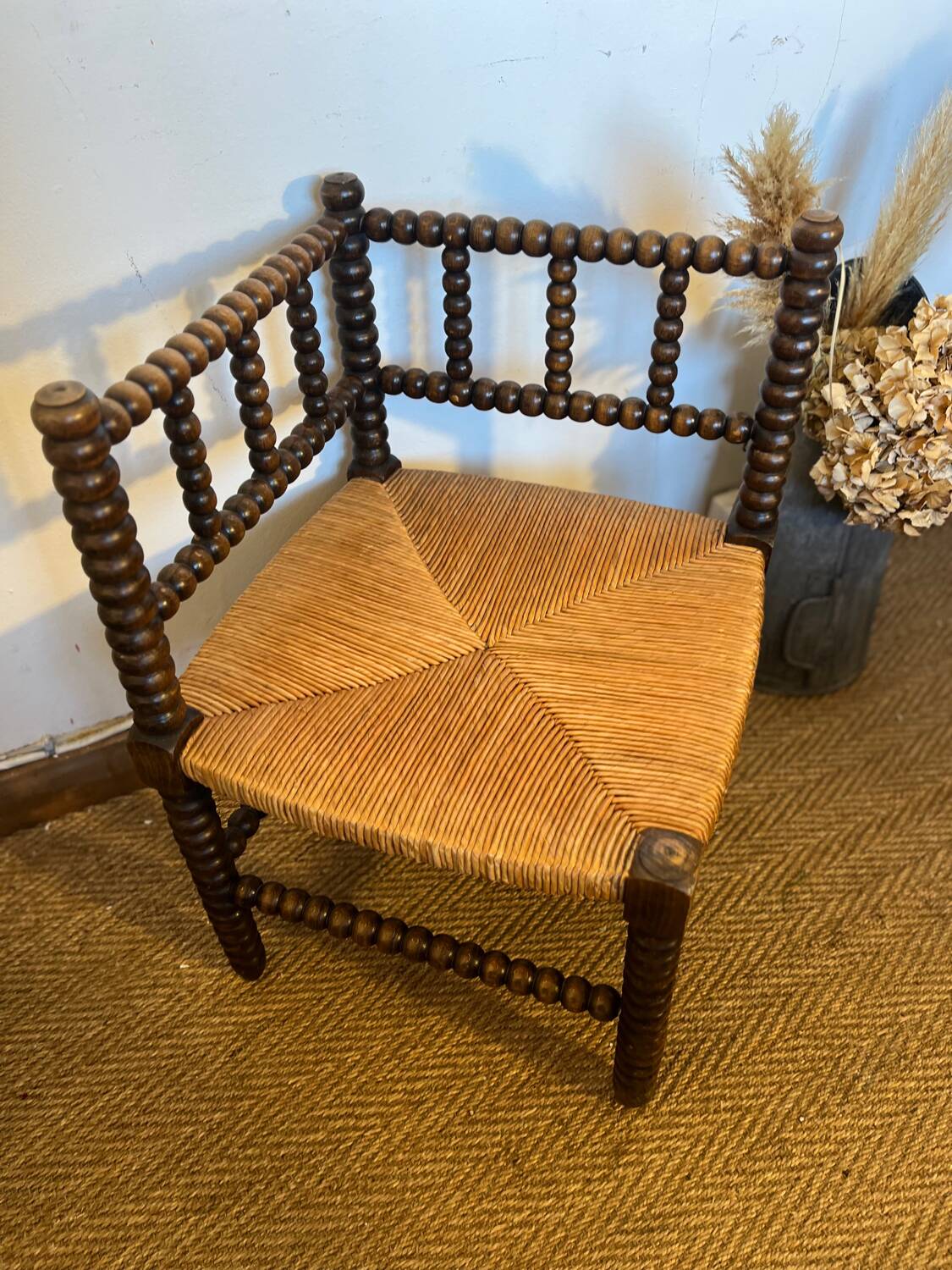 Corner chair in turned wood and straw