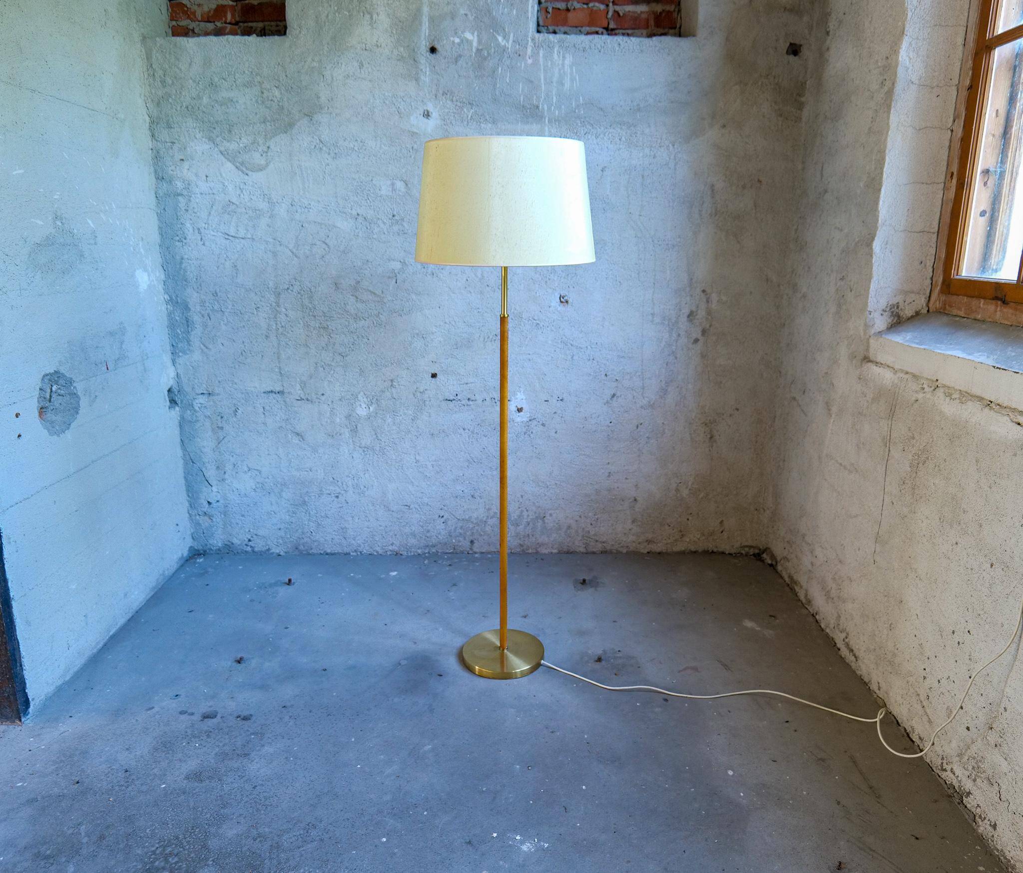 Modern mid-century brass and leather floor lamp Atelje Lyktan, Sweden