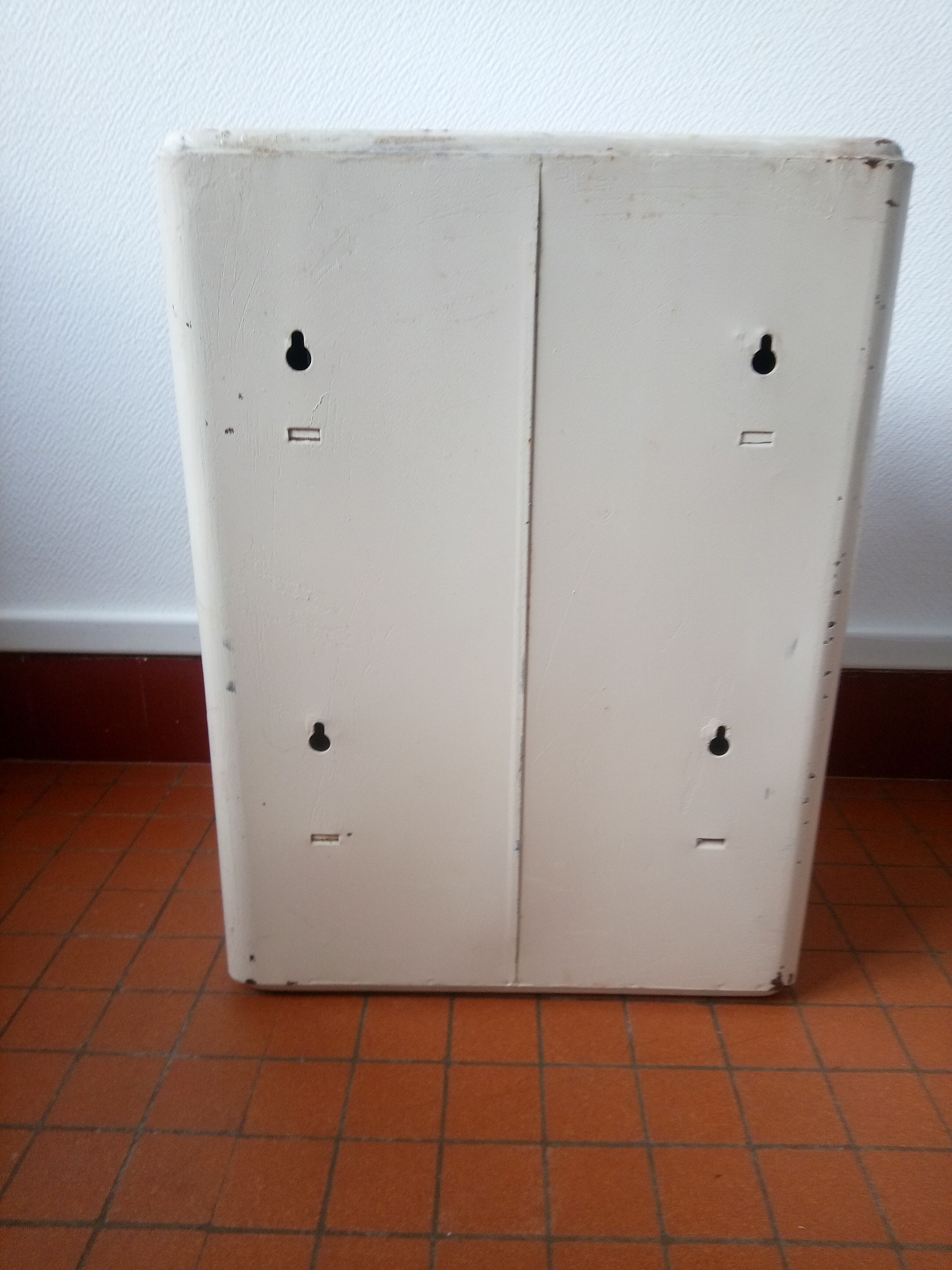 Medicine cabinet of the 40s in sheet metal