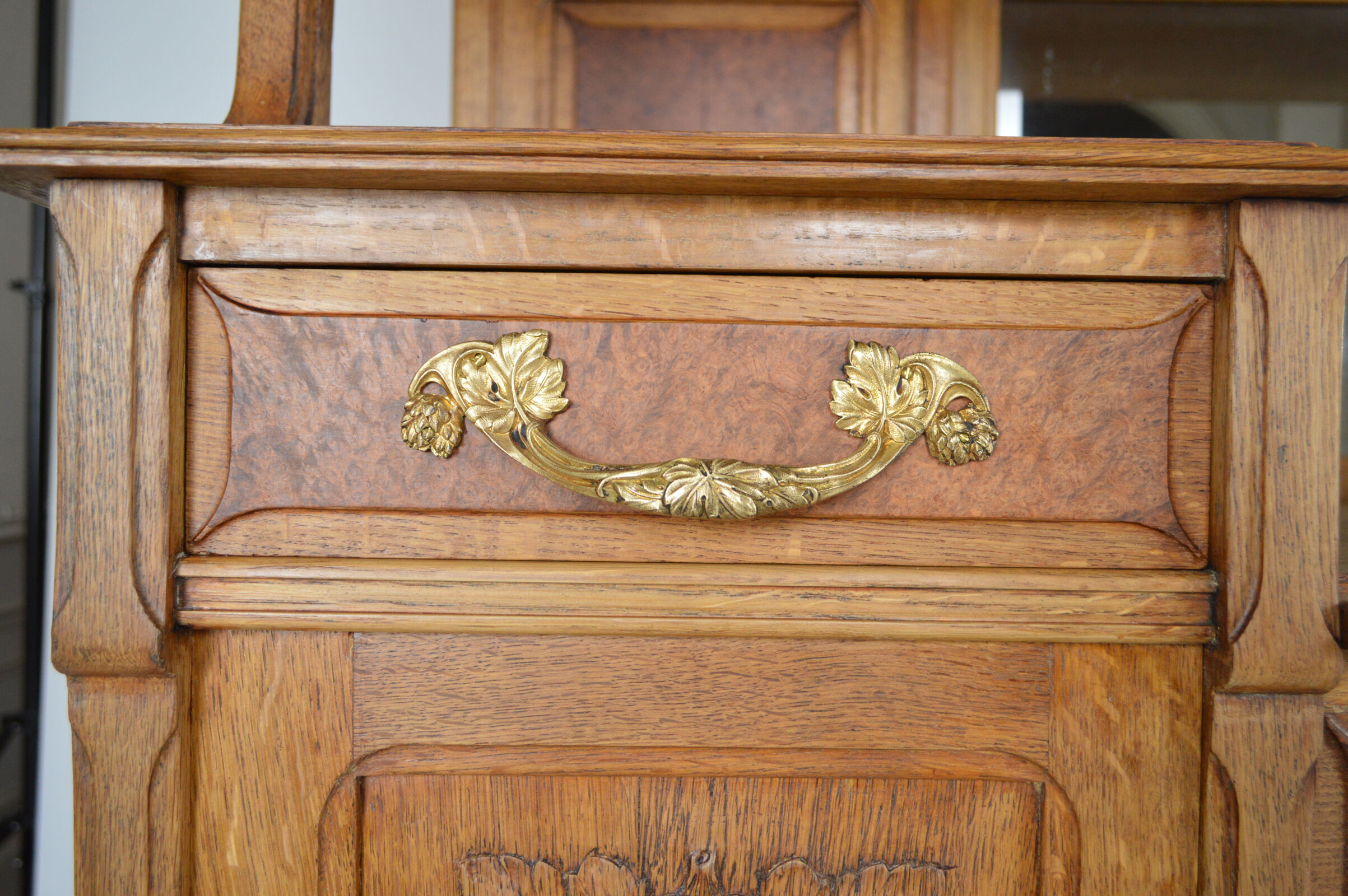 Buffet art nouveau en chêne et loupe, modèle au platane, vers 1910