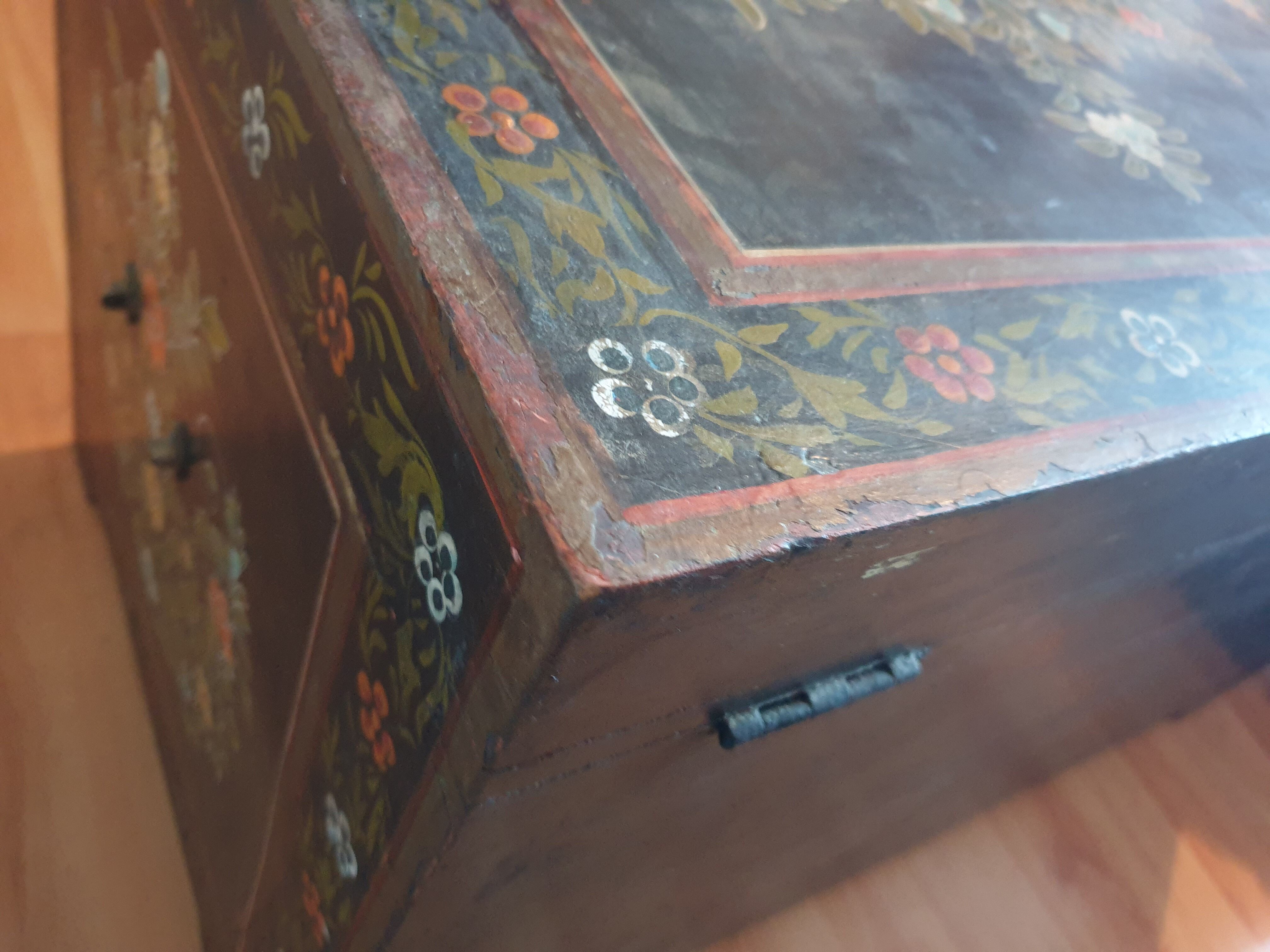 Old trunk chest lacquered Indian lacquered wood