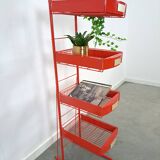 Rood metalen winkelvitrine winkelrek met manden vintage