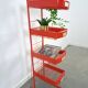 Rood metalen winkelvitrine winkelrek met manden vintage