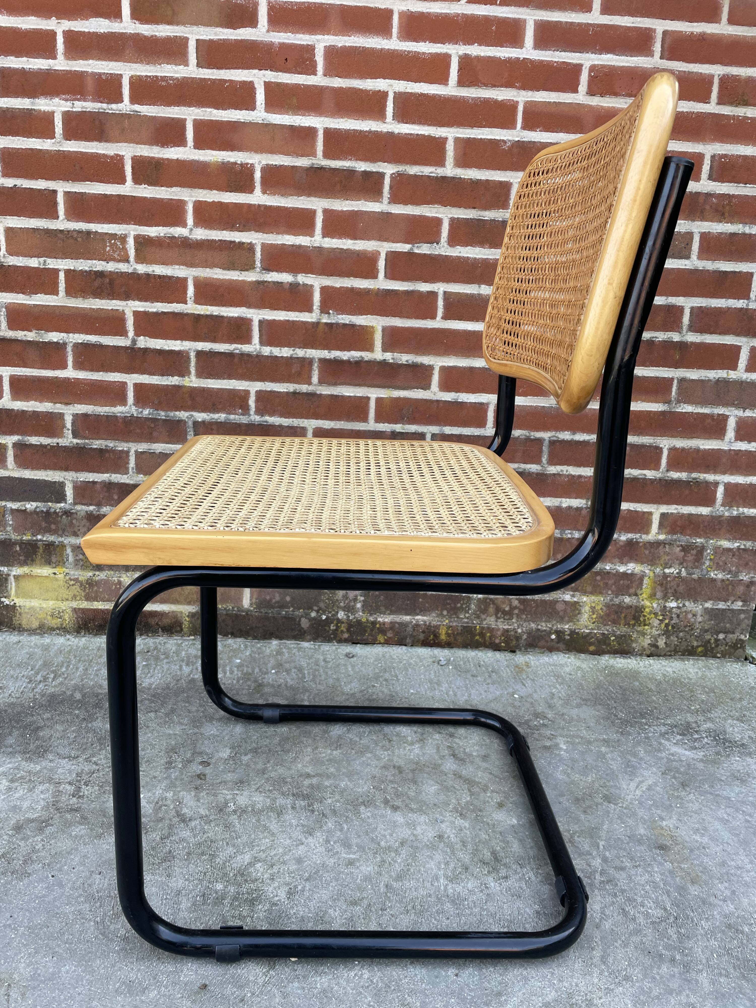 Chaise design Cesca modèle b32 en noir