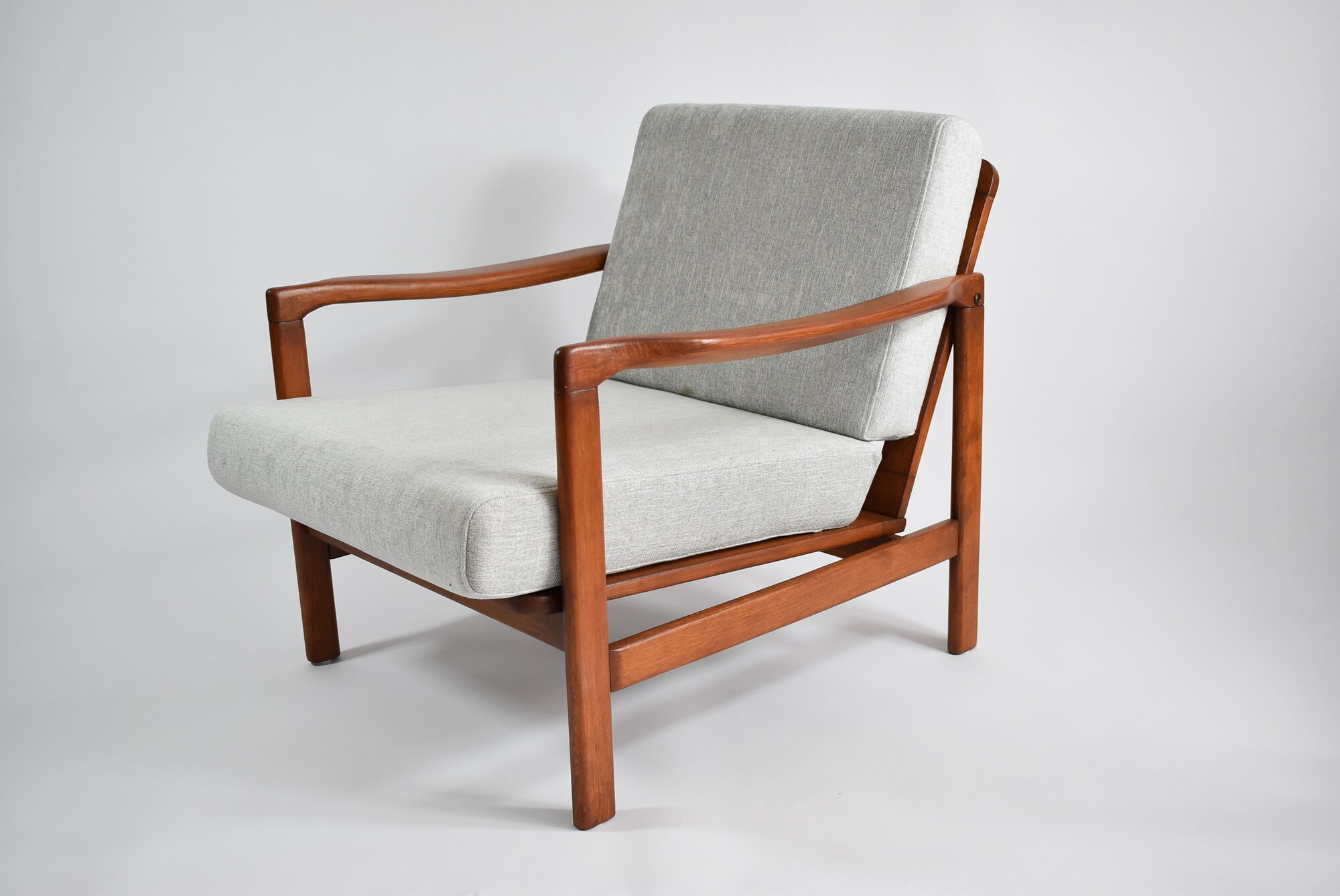 Fauteuil scandinave original des années 60, designer Z. Baczyk, couleur grise délicate, bois de teck