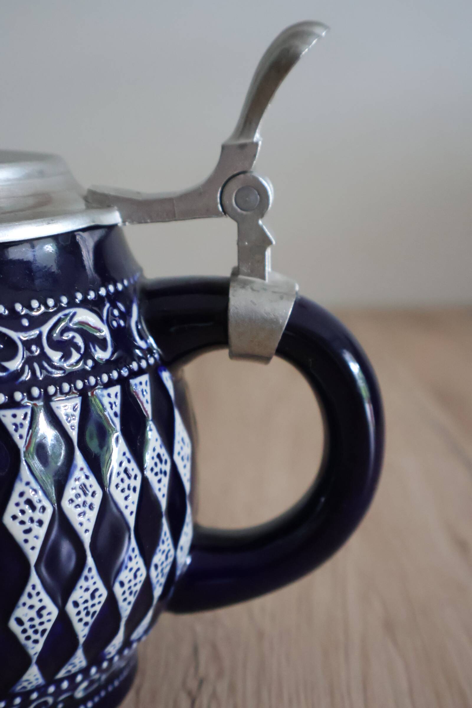 Beer mug with tin lid