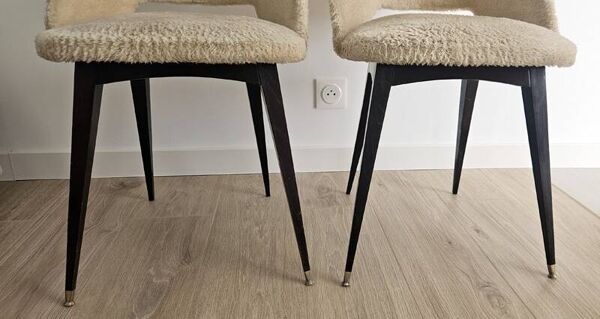Paire de chaises tonneau vintage en tissu bouclette et pieds compas en laiton