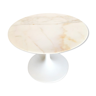 Coffee table by Eero Saarinen for Knoll international