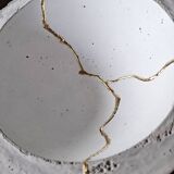 Coupe en béton, teintée cirée, incrustée de coulures à la feuille d'or dans une inspiration Kintsugi