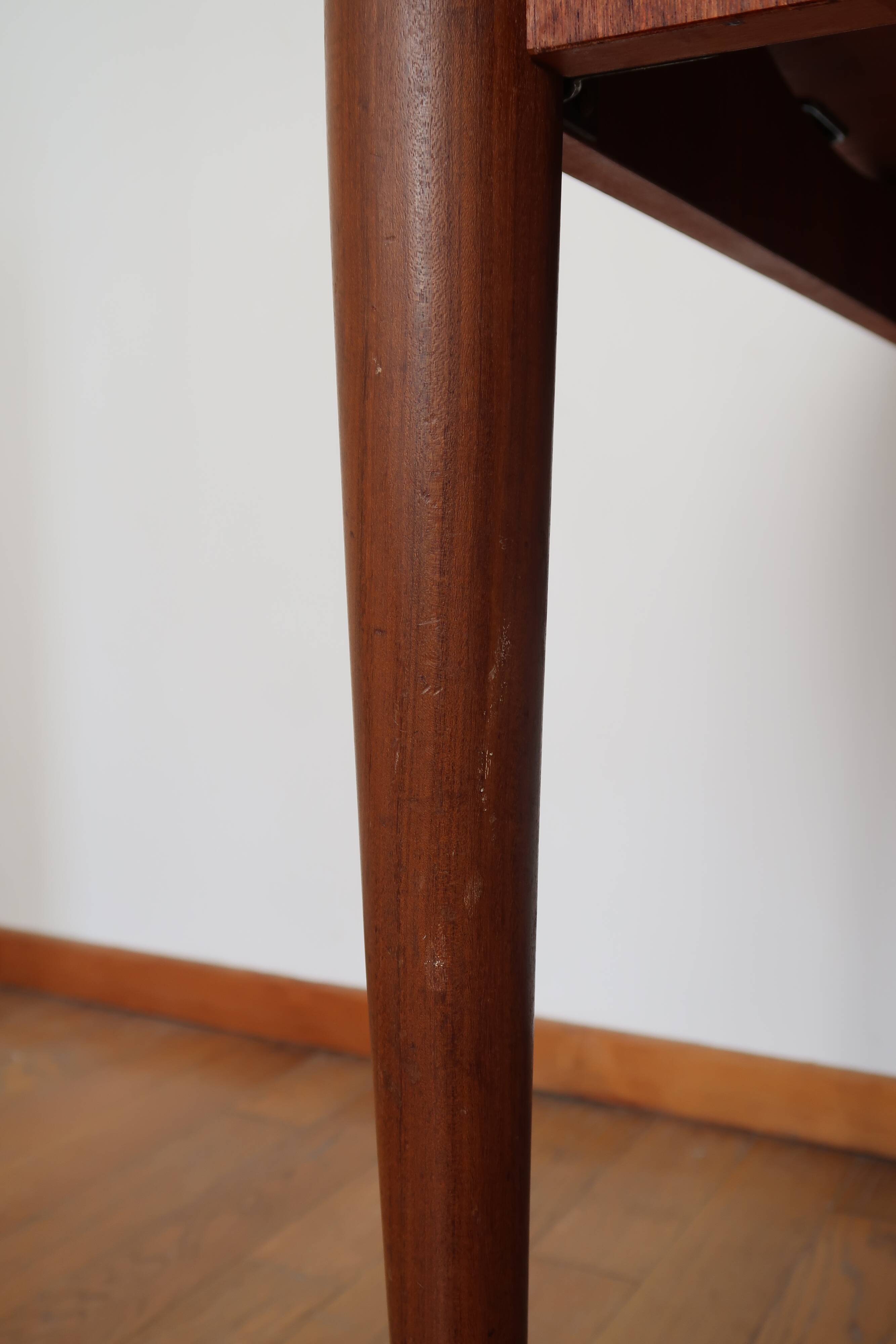 Scandinavian stretch teak table