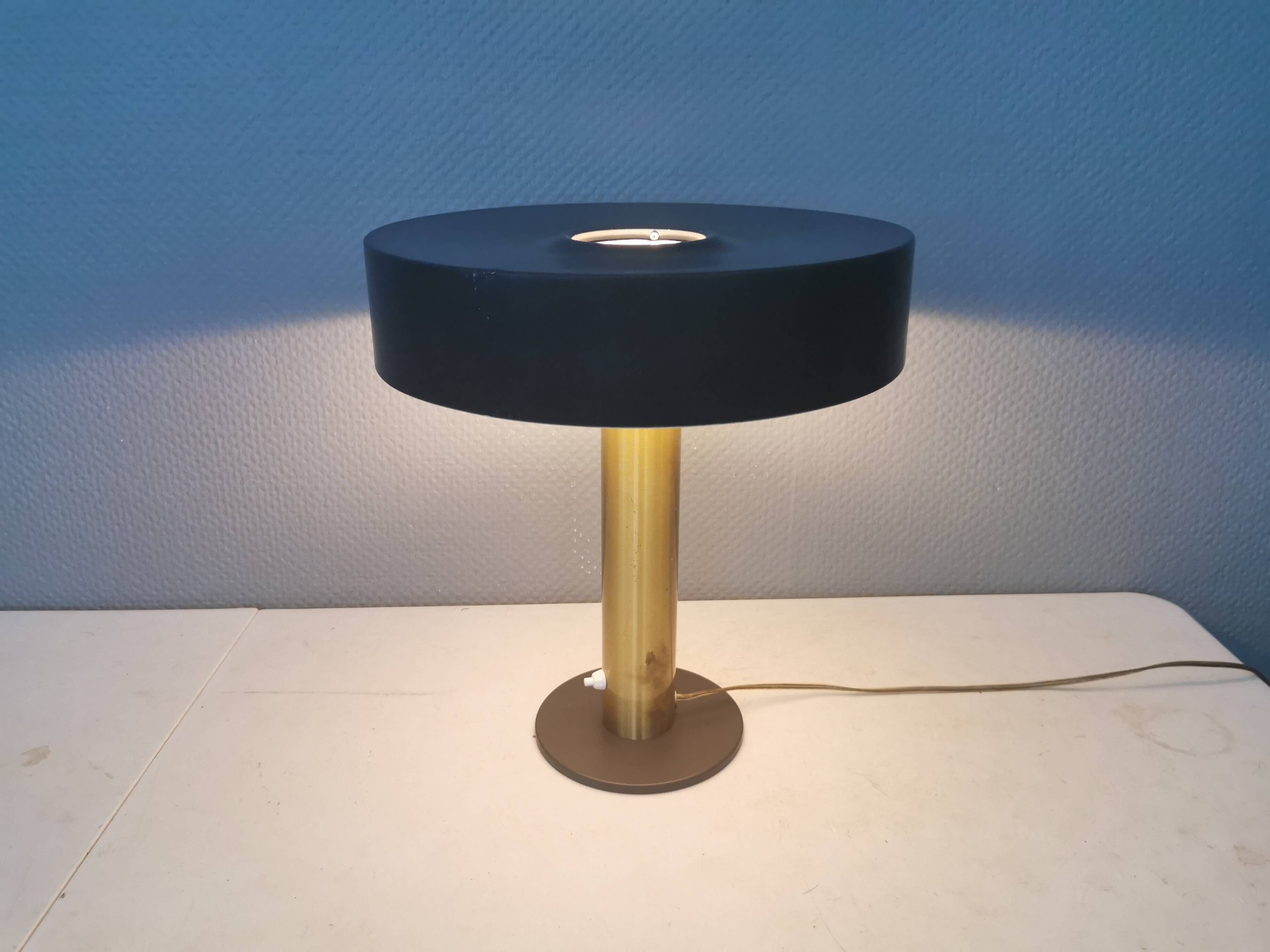 Lampe de table danoise avec une base en laiton massif et un abat-jour en métal laqué gris.
