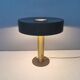 Lampe de table danoise avec une base en laiton massif et un abat-jour en métal laqué gris.