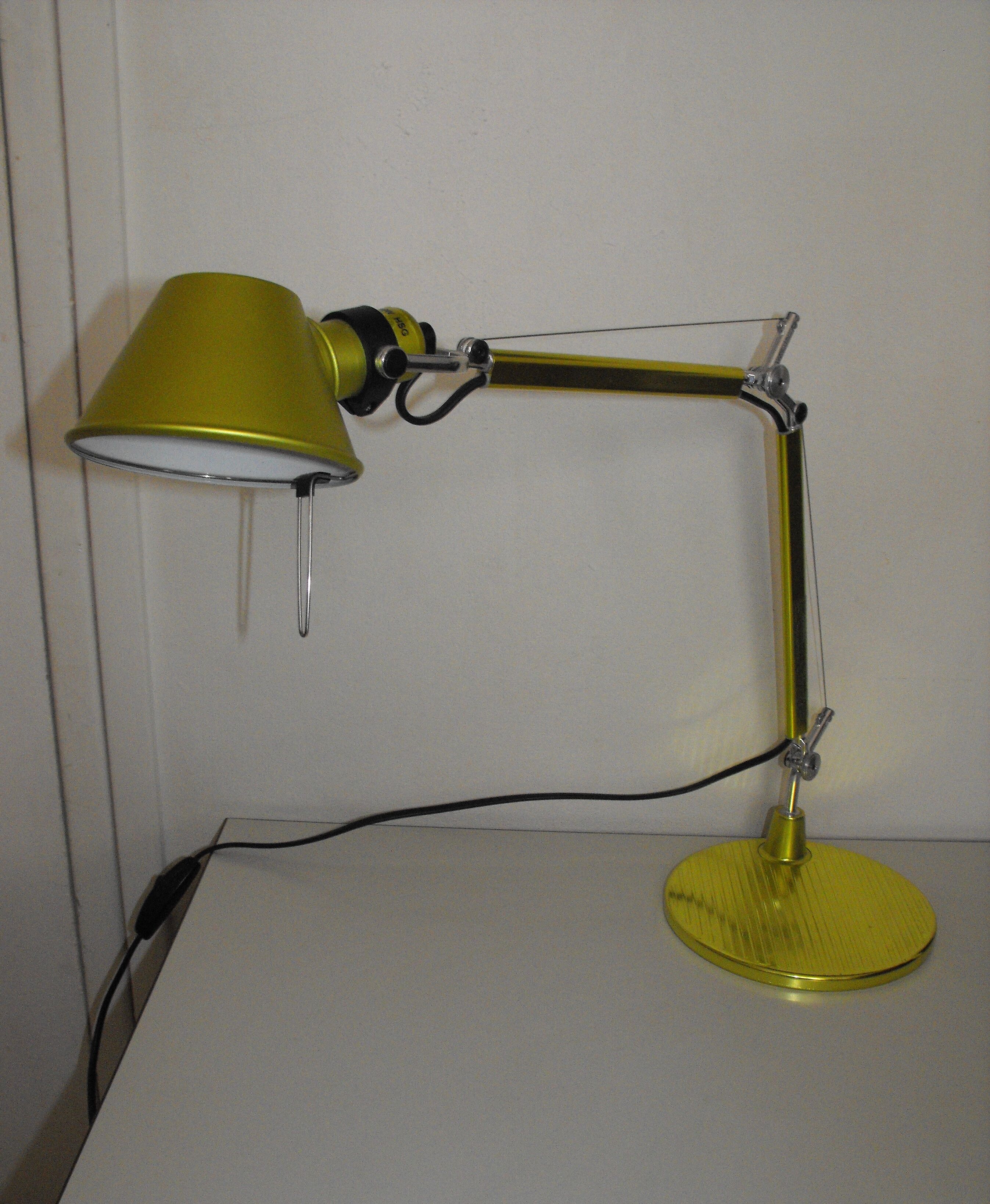 Artemide desktop lamp model toloméo micro .