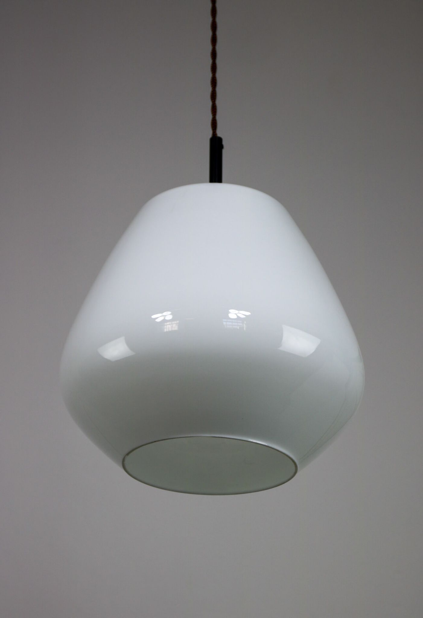 Suspension danoise en verre opalin du milieu du siècle