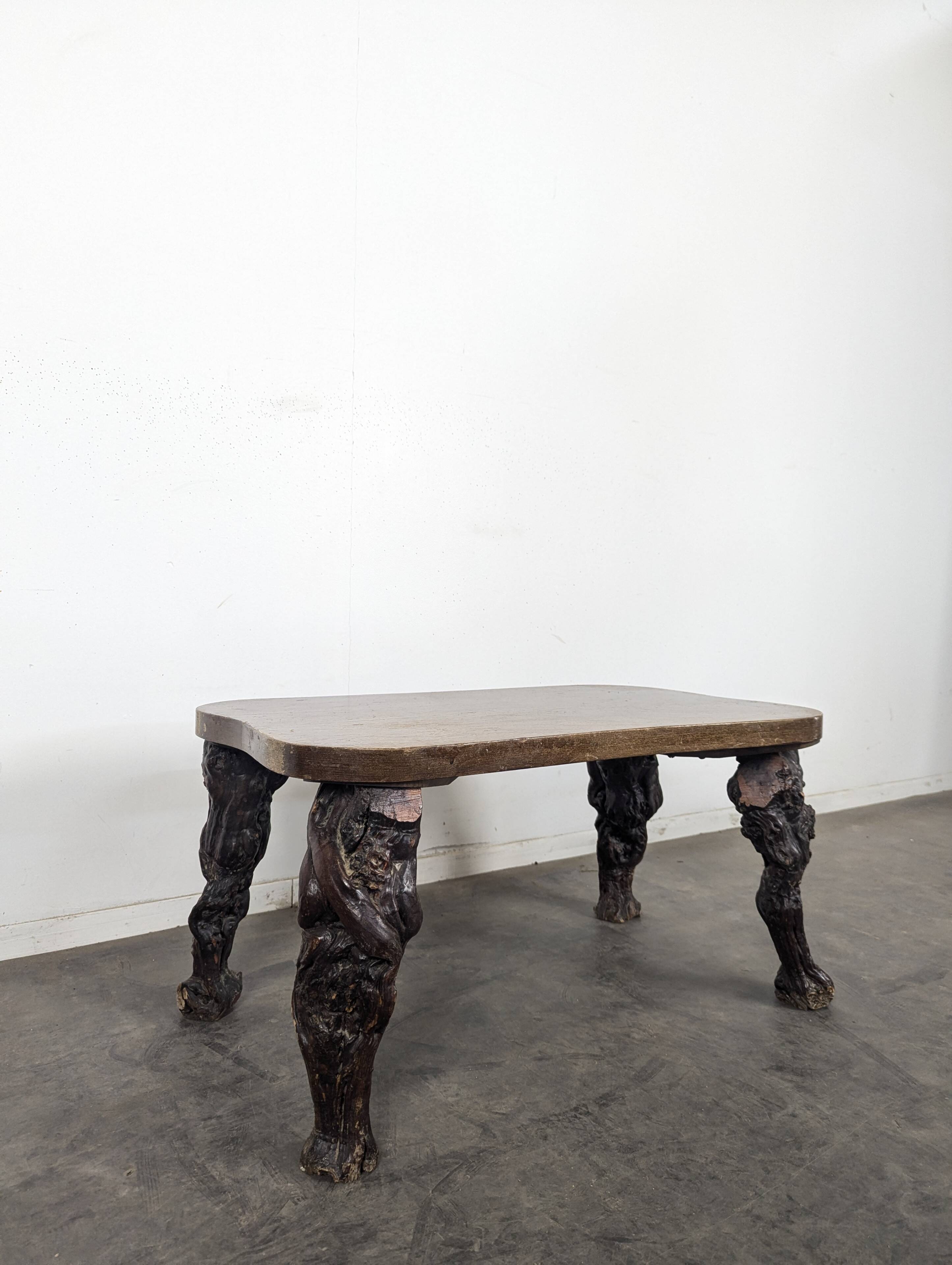Table basse brutaliste piètement en pied de vignes