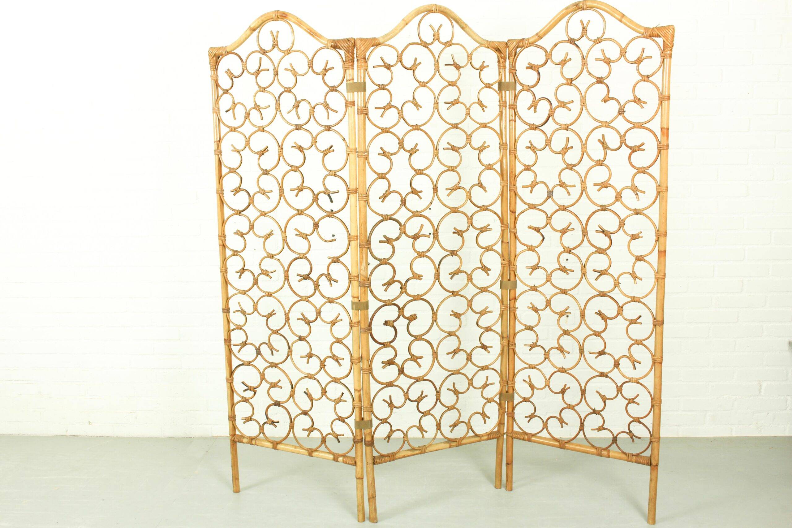 Vintage rattan room divider – ornate folding screen (1970s)