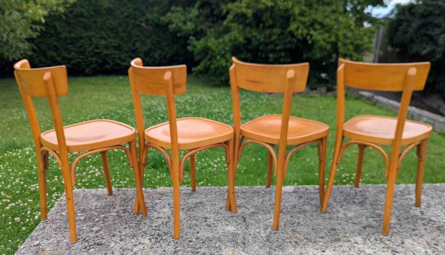 Ensemble de quatre chaises bistrot bistro bois-courbé.